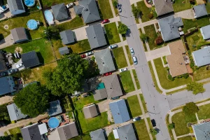 Aerial view of a suburban neighborhood in the US. Ideal for Canadian investors buying or financing US properties with Streetwise Global Capital.